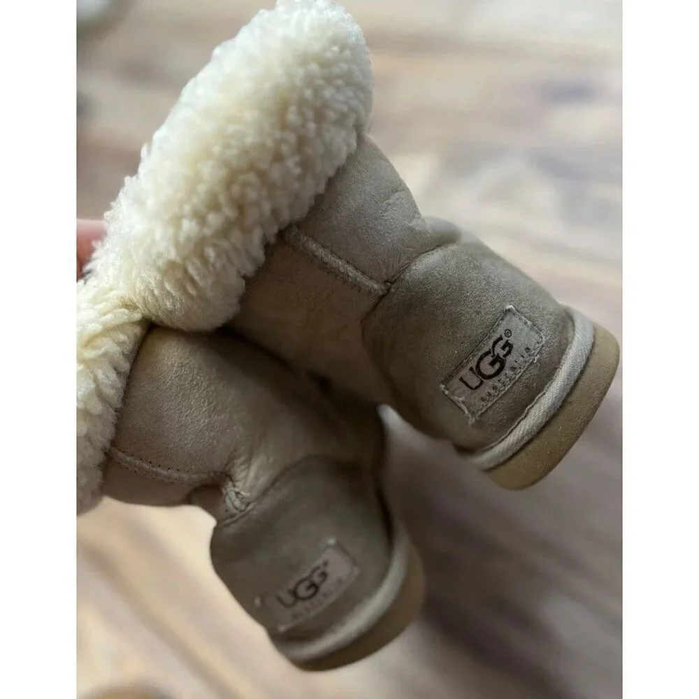 UGG Classic Short Sheepskin Boots Beige Winter Size 6 Women’s